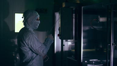 制药工厂工人操作控制面板制药技术